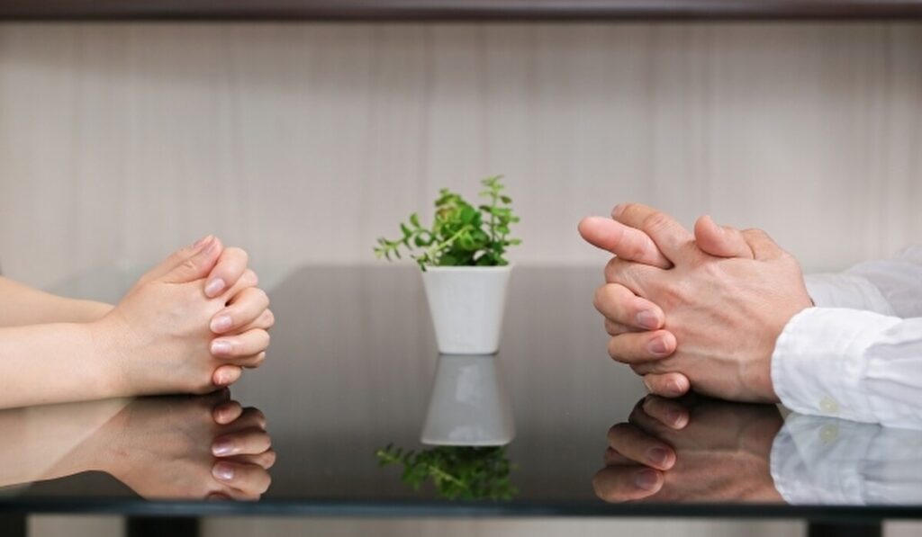 「話し合いをしている夫婦」のイメージ画像